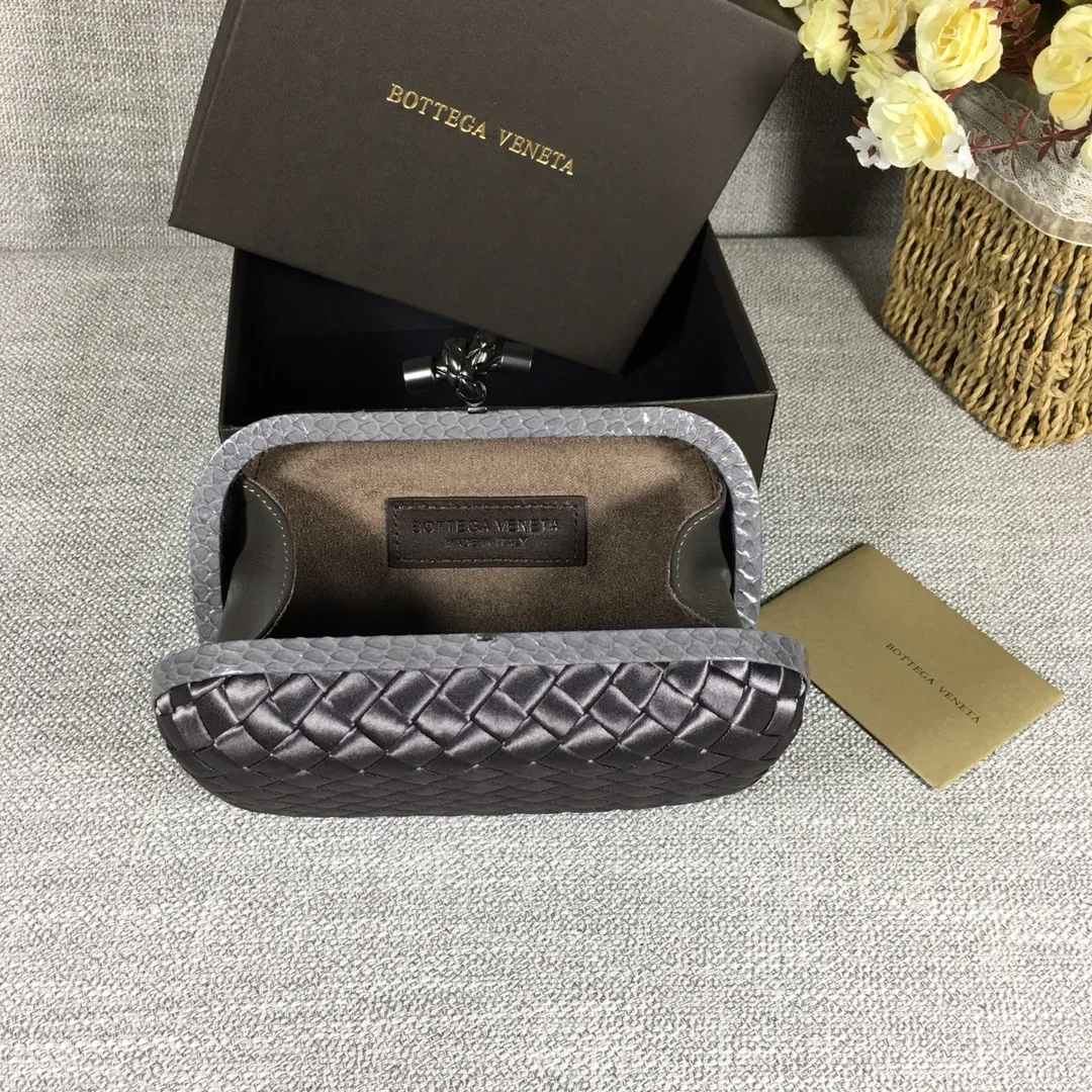 8651 Small Classic Dinner Bag ~~~Snake leather with ribbon ~~~Dense and slippery, not easy to fluff, can hold a small iPhone! Size: 16.5cm*10.5cm*6cm